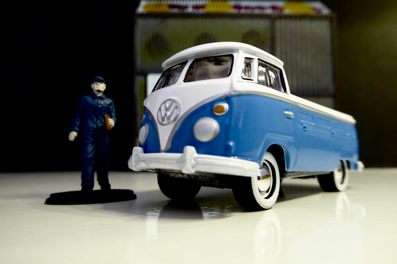 Illustration for article titled Hot Sixty 4th: White Wall Wagen Wednesday